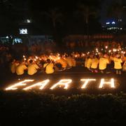 Arkivbild från 2019, där aktivister i Indonesien tände ljus under Earth hour.