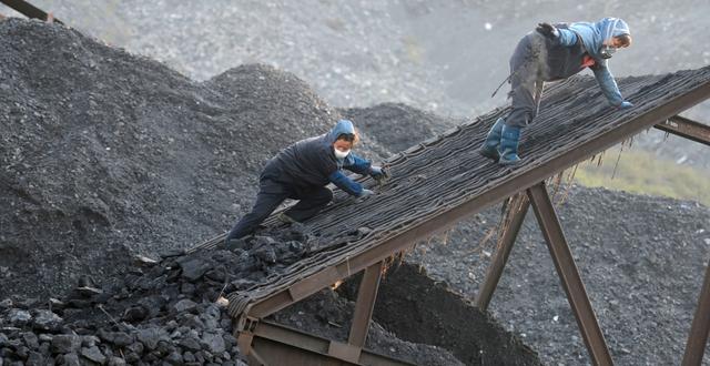 Arkivbild. Arbetare sorterar kol vid en kolgruva i Huaibei i centrala Kina.  HUANG SHI PENG / AP