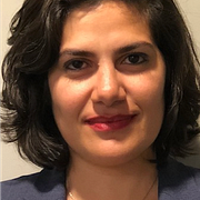 Negar Mortazavi till vänster, ett iranskt fartyg som avfyrar en robot till höger. Bilden på fartyget har släppts av Iran och är inte tagen under det pågående kriget.