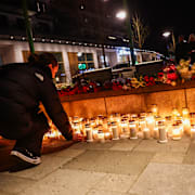 Människor lämnar blommor och tänder ljus till minne av den kvinna som försvann från pendeltågsstationen i Rönninge i Salmes kommun under natten på annandagen och nu har hittats död.