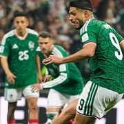 Raul Jimenez slår in sin straff.
