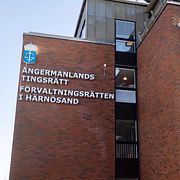 Ångermanlands tingsrätt i Härnösand/den kopplerimisstänkte mannen.