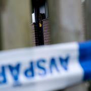 Polisens avspärrat lapp på en dörr och avspärrningsband på staketet till villan i Bjärred.