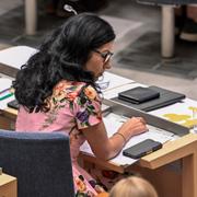 Amineh Kakabaveh under omröstningen av vårbudgeten i riksdagen.