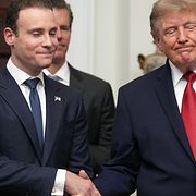 President Donald Trump skakar hand med CFTC-chefen Michael Selig i Vita huset. Bilden togs den 19 augusti 2026.