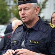 Sttsministern Ulf Kristersson (M) och Dan Windt, operativ koordinator vid polisens nationella driftcenter.