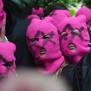 Aktivister från Pussy Riot och den ukrainska aktivistgruppen FEMEN anordnade en protest mot Rysslands närvaro i Venedig. Demonstrationen ska ha förvandlats till en ”punkkonsert” med budskap som ”Ryssland dödar! Biennalen ställer ut!”.