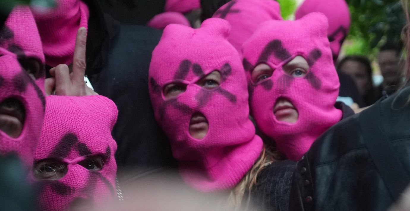 Aktivister från Pussy Riot och den ukrainska aktivistgruppen FEMEN anordnade en protest mot Rysslands närvaro i Venedig. Demonstrationen ska ha förvandlats till en ”punkkonsert” med budskap som ”Ryssland dödar! Biennalen ställer ut!”.