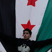 En man med en syrisk flagga i Damaskus. 