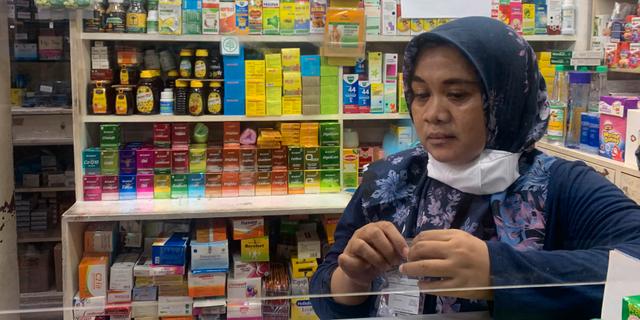 Apotekspersonal i Jakarta. Tatan Syuflana / AP