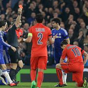 Här visas Zlatan ut av Björn Kuipers.