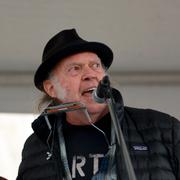 Neil Young beslutade sig för att ge en gratiskonsert i Ukraina, men ställer nu in den av säkerhetsskäl. 