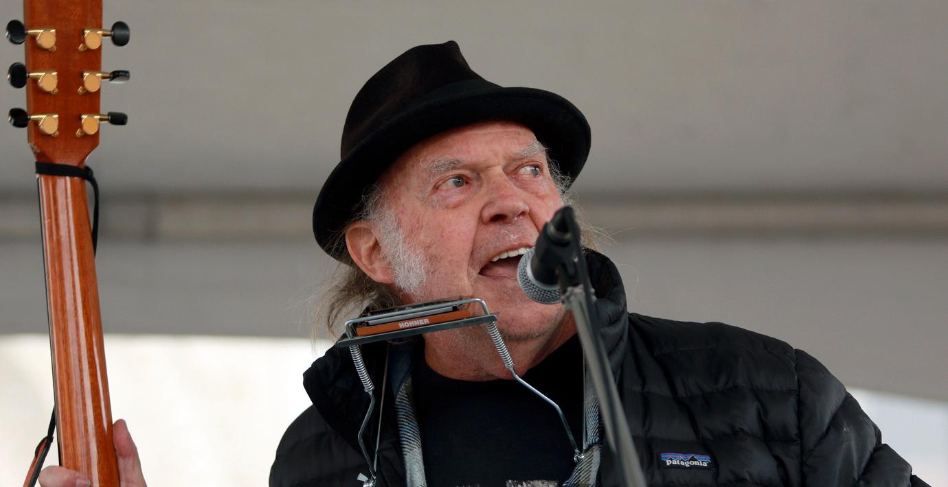 Neil Young beslutade sig för att ge en gratiskonsert i Ukraina, men ställer nu in den av säkerhetsskäl. 