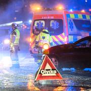 Räddningstjänst och ambulans på plats vid bron över E22 ( Kyckövägen ) i höjd med Åkarp mellan Malmö och Lund efter en olycka i halkan på fredagskvällen. 