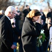 Kung Carl Gustaf och drottning Silvia besöker minnesplatsen där sörjande placerat ljus och blommor utanför Risbergska skolan dagen efter skolskjutningen där minst 11 personer miste sina liv. 