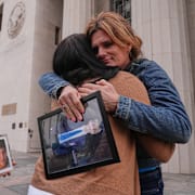 Anhöriga utanför domstolen i Los Angeles. 