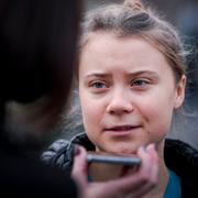 Klimataktivisten Greta Thunberg med Fridays for Future på Mynttorget vid en demonstration.