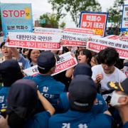 Demonstranter utanför Japans ambassad i Sydkorea.