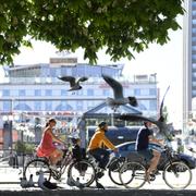 Cyklister vid Medborgarplatsen i Stockholm.