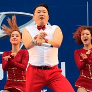 Psy med sin klassiska dans.