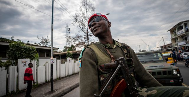 Kongolesiska soldater uppbackade av kenyanska kollegor patrullerar gatorna i Goma efter rykten om att rebellgruppen M23 skulle försöka inta staden. 16 november 2022.  Ben Curtis / AP