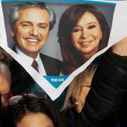 Alberto Fernández och Cristina Fernández de Kirchner på en flagga. 