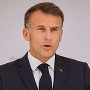 Emmanuel Macron talar till landets väpnade styrkor.