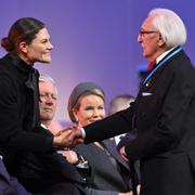  Kronprinsessan Victoria hälsar på Auschwitz-överlevaren Leon Weintraub under ceremonin i Polen. 