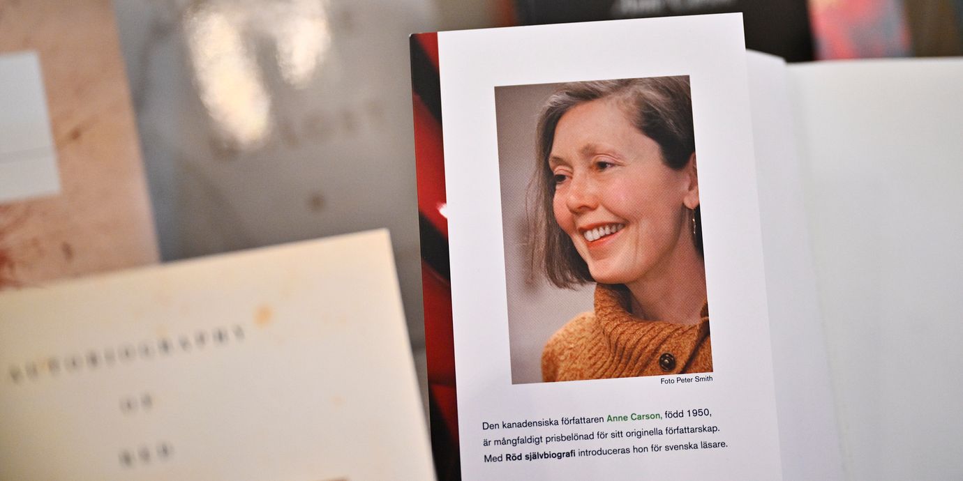 Den kanadensiska författaren Anne Carsons böcker visas upp i Börshuset efter tillkännagivandet.