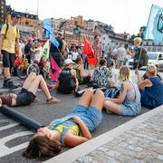 Arkivbild. Klimataktivister som upprättat en vägspärr vid Slussen. 