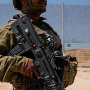 Israelisk soldat vid gränsen mellan Israel och Gaza.
