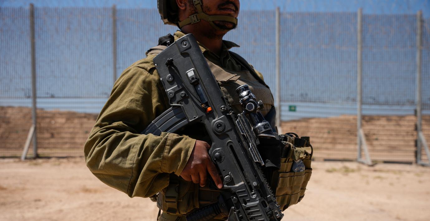 Israelisk soldat vid gränsen mellan Israel och Gaza.