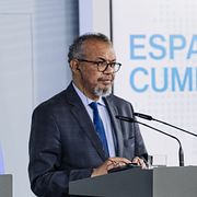 Spaniens premiärminister på presskonferens tillsammans med WHO-chefen Tedros Adhanom Ghebreyesus.