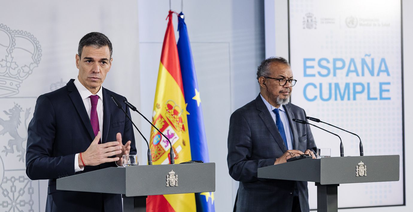Spaniens premiärminister på presskonferens tillsammans med WHO-chefen Tedros Adhanom Ghebreyesus.