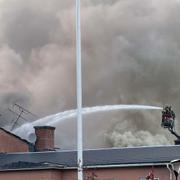 Brandmän släcker elden i Hultsfred.