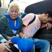 52-åriga Linda och hennes familj evakueras med en militärlastbil efter att ha varit instängda i fem veckor i staden Marawi.