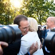 Anders Borg och Elisabeth Svantesson (M) kramas i Almedalen 2018.