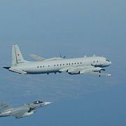 Arkivbild av ett ryskt spaningsplan av typen IL-20 Coot-A som följs av två Jas 39 Gripen och två F-16 Fighting Falcon.