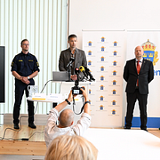 Jonas Lundh, biträdande lokalpolisområdeschef Örebro, Anders Mullfors, utredningsledare och Jakob Holmberg, senior åklagare, under en pressträff i polishuset i Örebro med anledning av mordet i Örebro den 25 mars i år.
