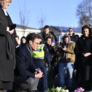 Statsminister Ulf Kristersson (M) med sin fru Birgitta Ed, Kung Carl Gustaf och drottning Silvia besöker minnesplatsen där sörjande placerat ljus och blommor utanför Risbergska skolan.