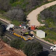 Lastbilar transporterar israeliska stridsvagnar nära gränsen mot Libanon.