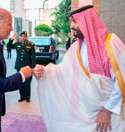 Joe Biden och den saudiske kronprinsen Mohammed bin Salman, arkivbild.  AP