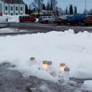 Ljus på parkeringen där 9-åringen hittades död.