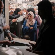 Palestinier tar emot humanitärt stöd från UNRWA i Gaza den 9 april 2025.