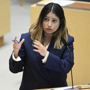 Nooshi Dadgostar (V) under partiledardebatten i riksdagen.