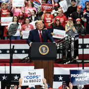 Donald Trump på ett kampanjmöte i North Carolina.