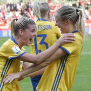 Olivia Schough och Magdalena Ericsson firar segern. 