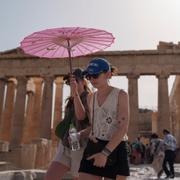 Turister vid Akropolis. Illustrationsbild.