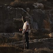 En bosättare under en aktion för att störa olivskörden i byn Sair på Västbanken den 23 oktober 2025. 