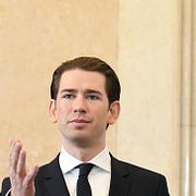 Kurz och försvarsministern Mario Kunasek på en presskonferens.